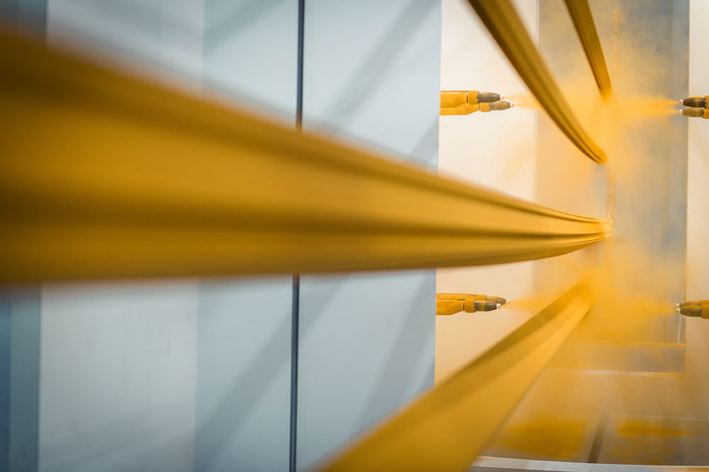 Verniciatura e anodizzazione dei profili in alluminio: estetica personalizzata e protezione superficiale, tutto possibile con la tecnologia di GS Extrusion.